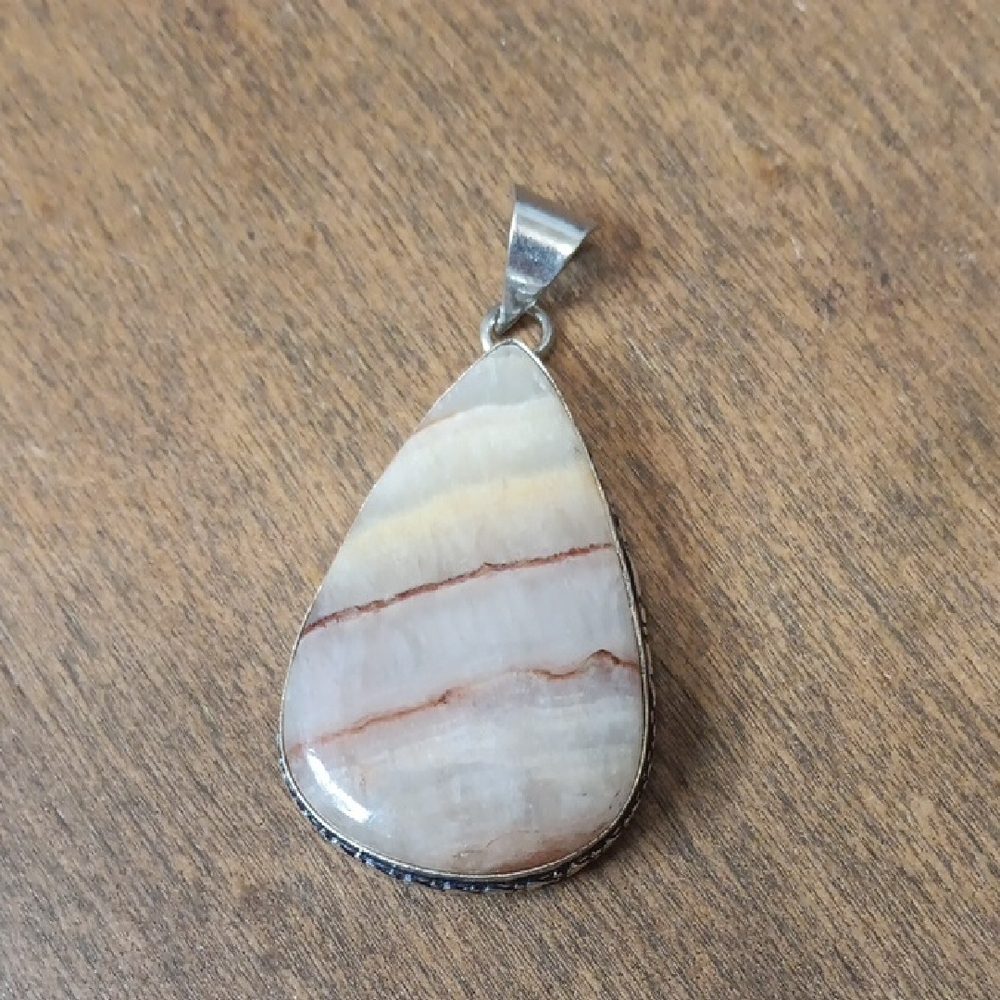 Elegant Silver and Cream Pendant Necklace